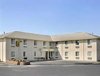 Super 8 by Wyndham Rock Port MO hotel detail image 1