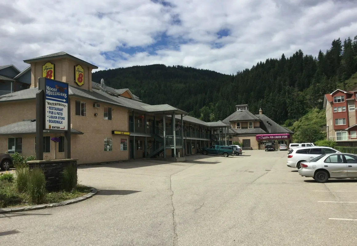 Super 8 by Wyndham Sicamous hotel hero