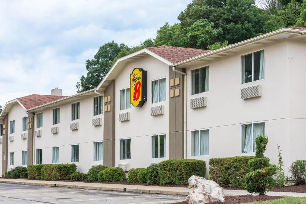 Super 8 by Wyndham Pittsburgh/Monroeville hotel hero