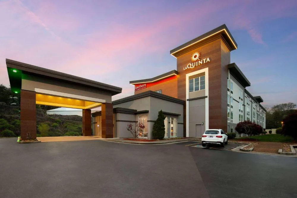 La Quinta Inn & Suites by Wyndham Knoxville Papermill hotel hero