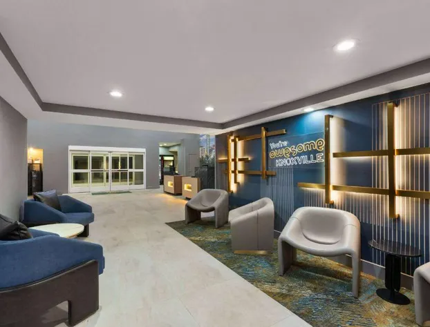 La Quinta Inn & Suites by Wyndham Knoxville Papermill hotel detail image 3