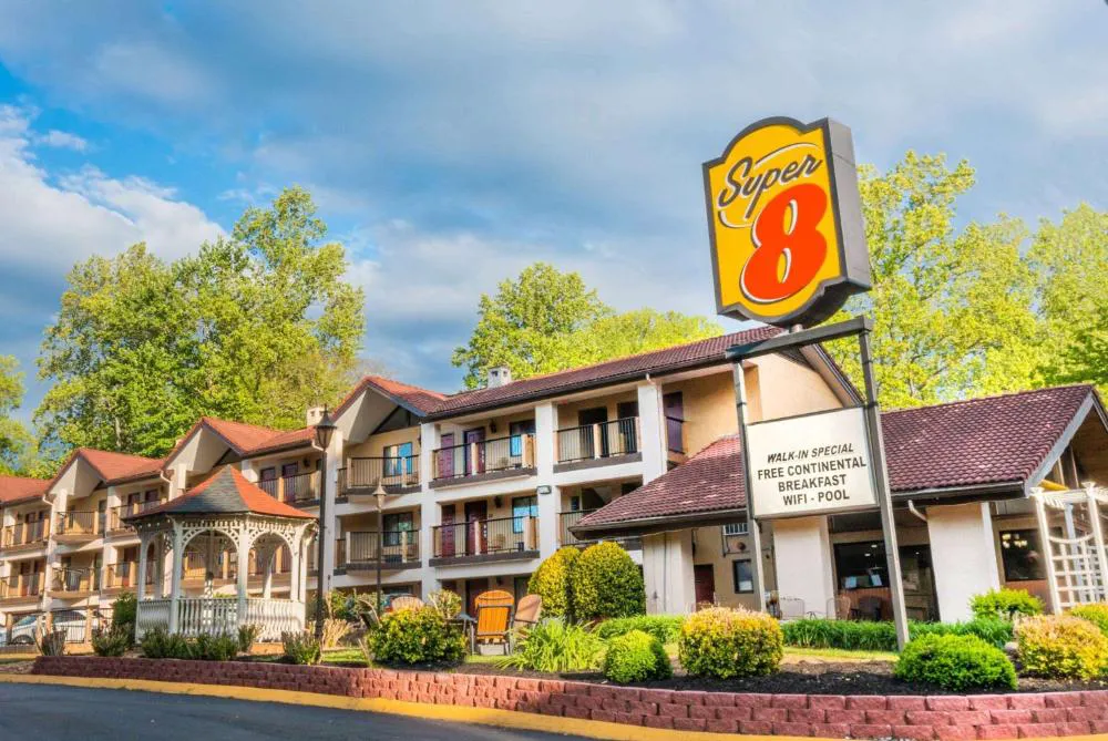Super 8 by Wyndham Downtown Gatlinburg at Convention Center hotel hero