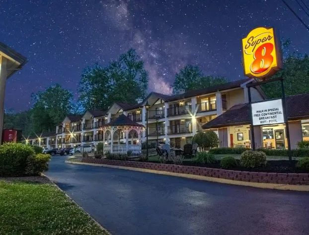 Super 8 by Wyndham Downtown Gatlinburg at Convention Center hotel detail image 2