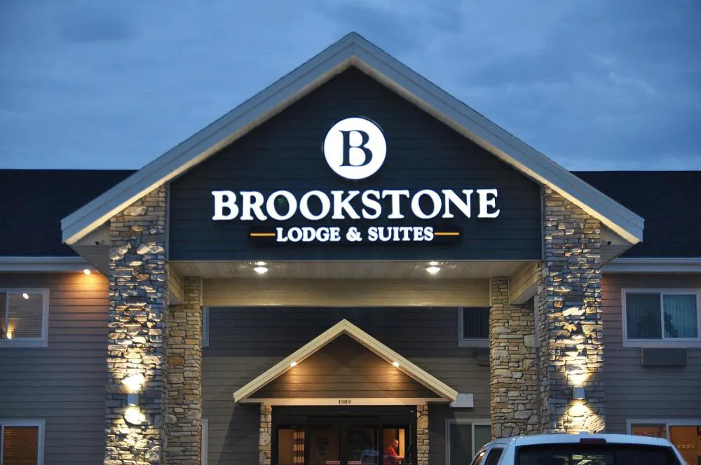 Brookstone Lodge & Suites hotel hero