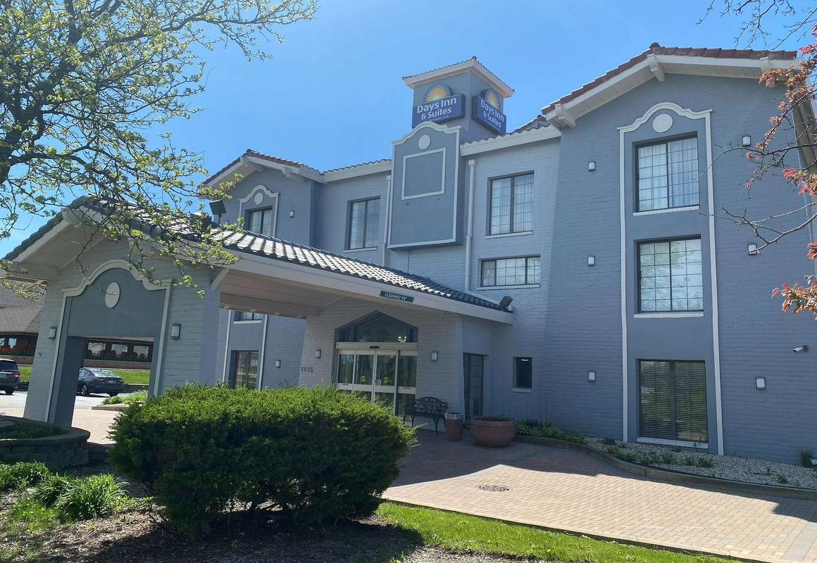 Days Inn & Suites by Wyndham Arlington Heights hotel hero