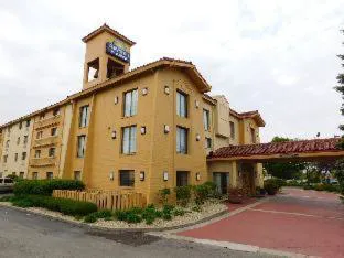 Days Inn & Suites by Wyndham Arlington Heights hotel detail image 1