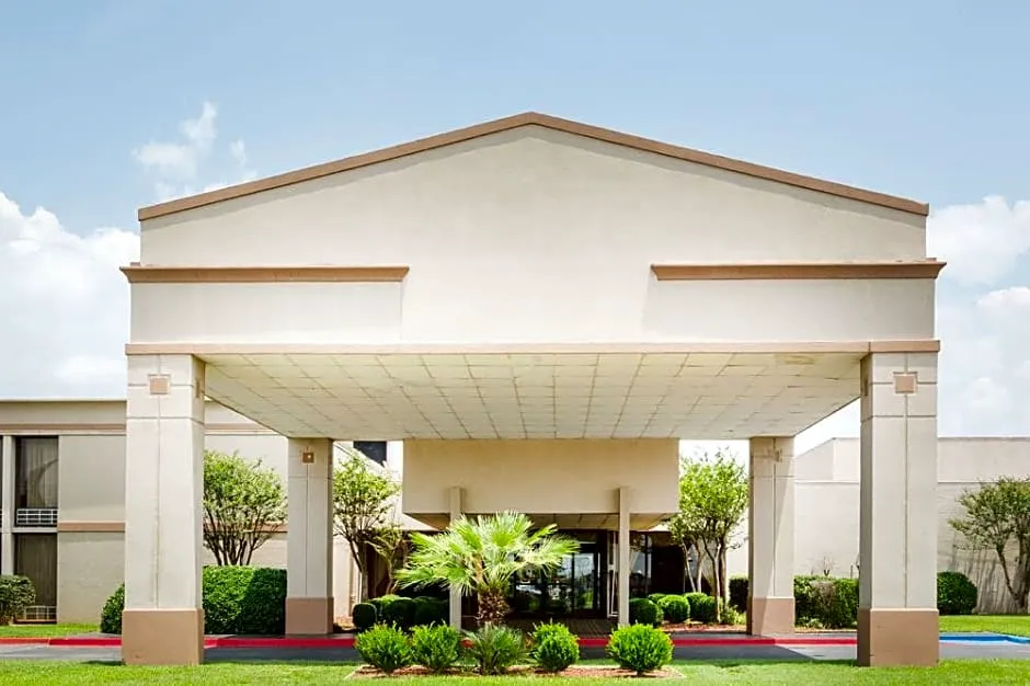 Clarion Inn hotel hero