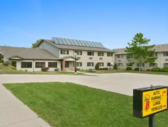 Super 8 by Wyndham Monroe WI hotel detail image 1