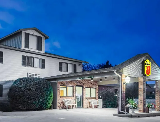 Super 8 by Wyndham Monroe WI hotel detail image 1