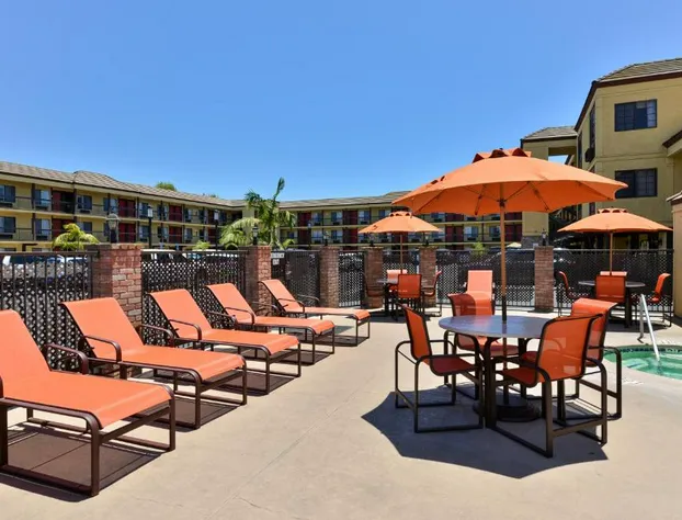 Best Western Plus Raffles Inn & Suites hotel detail image 2