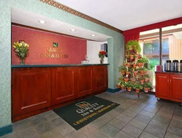 Quality Inn & Suites Burnham hotel detail image 2