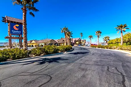 Comfort Inn & Suites hotel hero