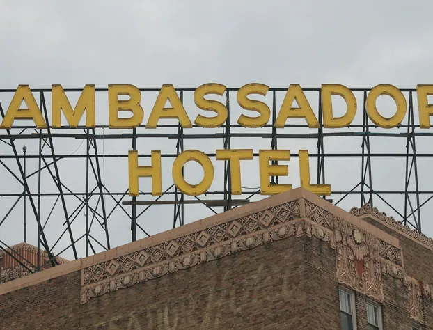 Ambassador Hotel Milwaukee, Trademark Collection by Wyndham hotel detail image 3