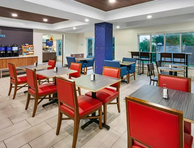 Holiday Inn Express Hotel & Suites Chicago South Lansing by IHG hotel detail image 4