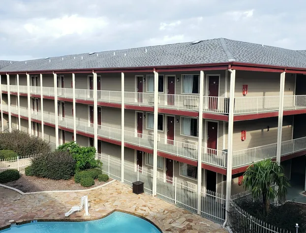 Red Roof Inn Kenner – New Orleans Airport NE hotel detail image 1