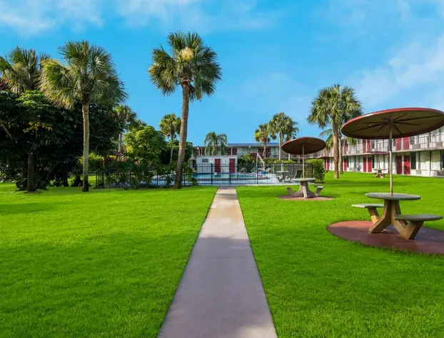 HomeTowne Studios By Red Roof Vero Beach - I-95 hotel detail image 2