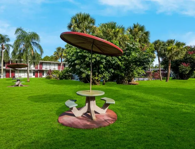 HomeTowne Studios By Red Roof Vero Beach - I-95 hotel detail image 3