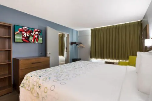 HomeTowne Studios By Red Roof Vero Beach - I-95 hotel detail image 1