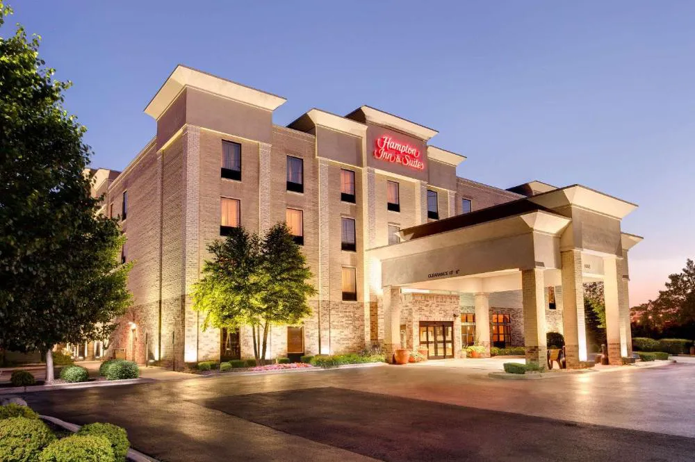 Hampton Inn & Suites Addison hotel hero