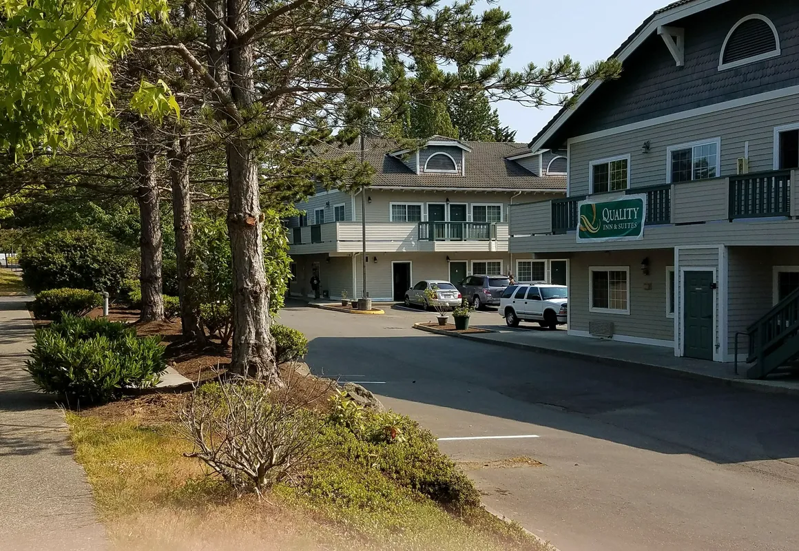 Quality Inn & Suites Bainbridge Island hotel hero