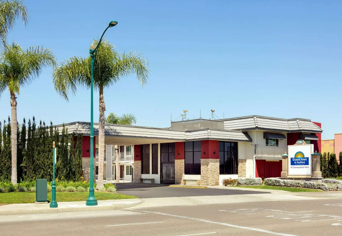 Days Inn & Suites by Wyndham Anaheim At Disneyland Park hotel hero