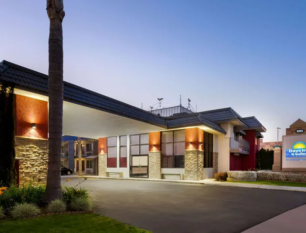 Days Inn & Suites by Wyndham Anaheim At Disneyland Park hotel detail image 1