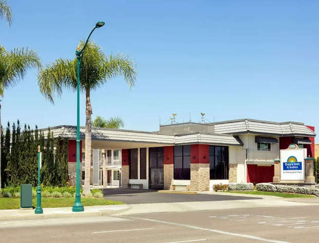 Days Inn & Suites by Wyndham Anaheim At Disneyland Park hotel detail image 1