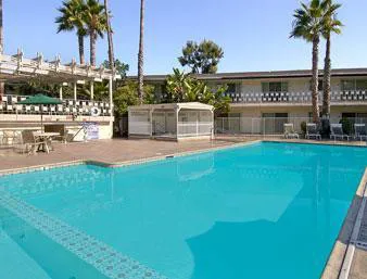 Super 8 by Wyndham Long Beach hotel detail image 4