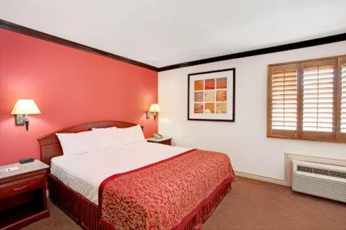 Ramada by Wyndham Pasadena hotel detail image 4