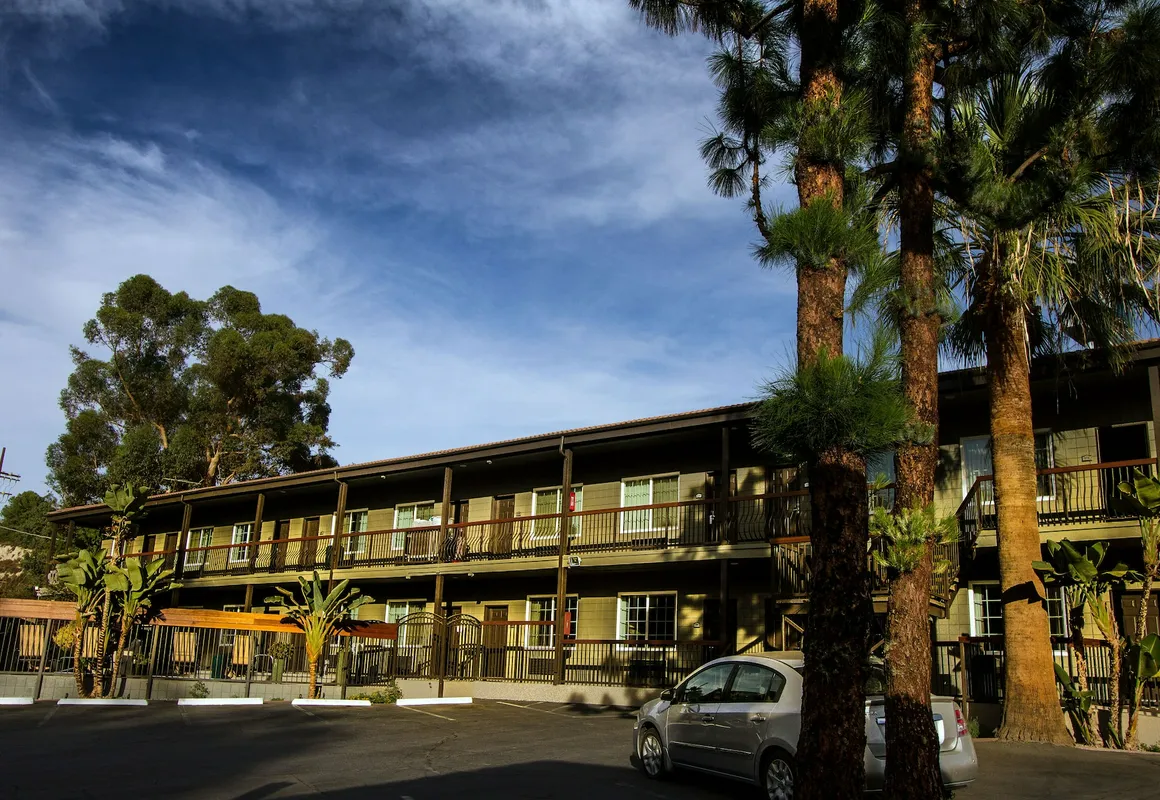 Granada Inn hotel hero