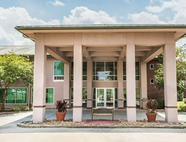 Ramada by Wyndham Luling hotel detail image 1