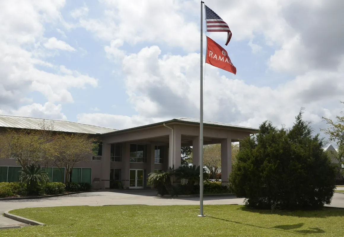 Ramada by Wyndham Luling hotel hero