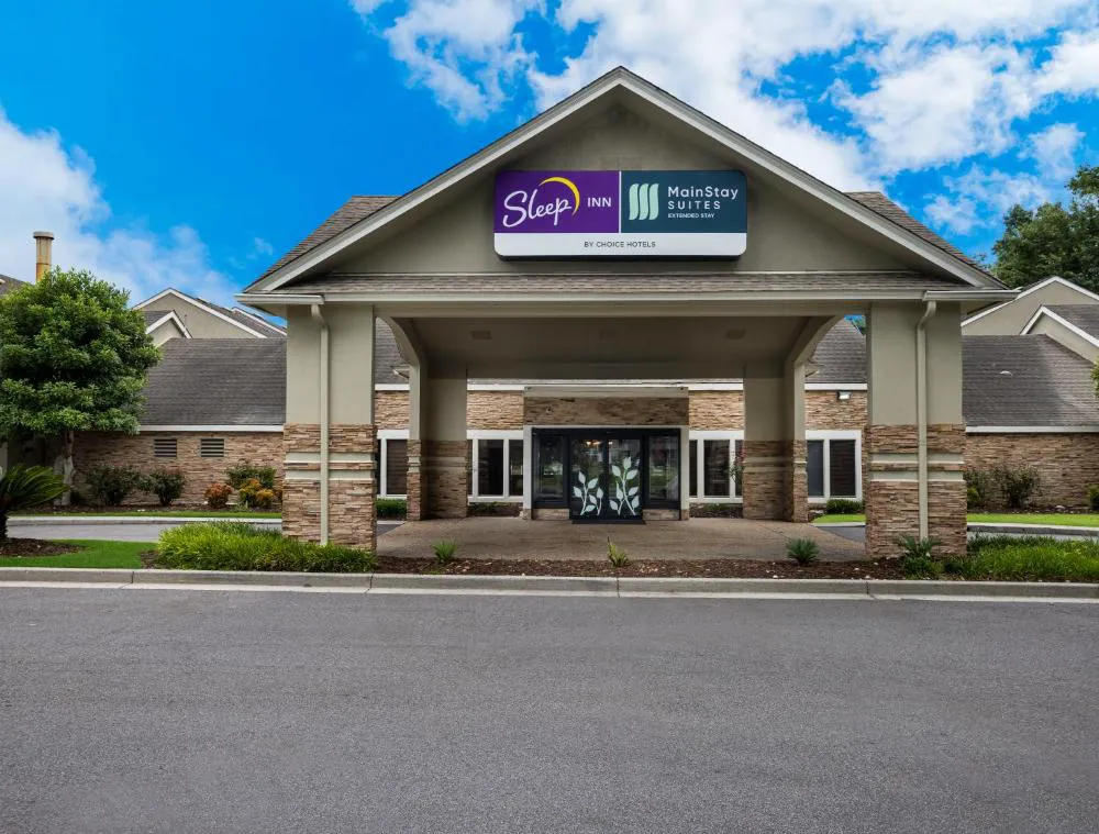 Clarion Inn & Suites Savannah Midtown hotel hero