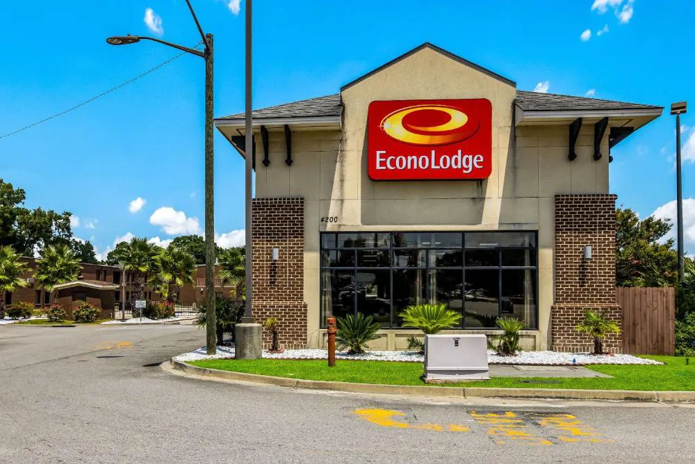 Econo Lodge hotel hero