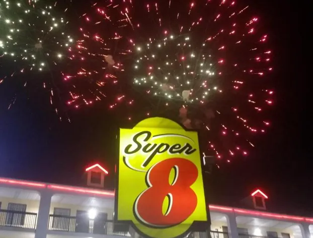 Super 8 by Wyndham Pigeon Forge Dollywood Lane hotel detail image 1