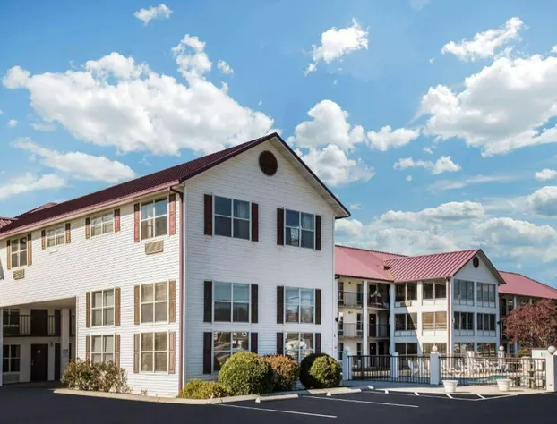 Super 8 by Wyndham Sevierville Riverside hotel detail image 2