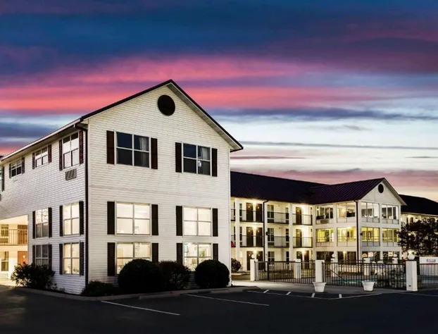 Super 8 by Wyndham Sevierville Riverside hotel detail image 1