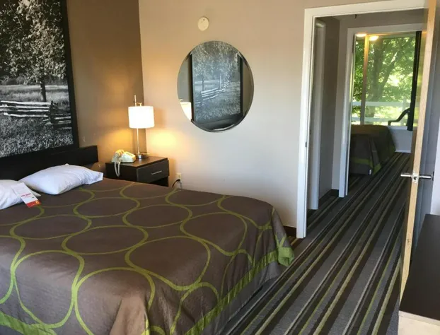 Super 8 by Wyndham Sevierville Riverside hotel detail image 4