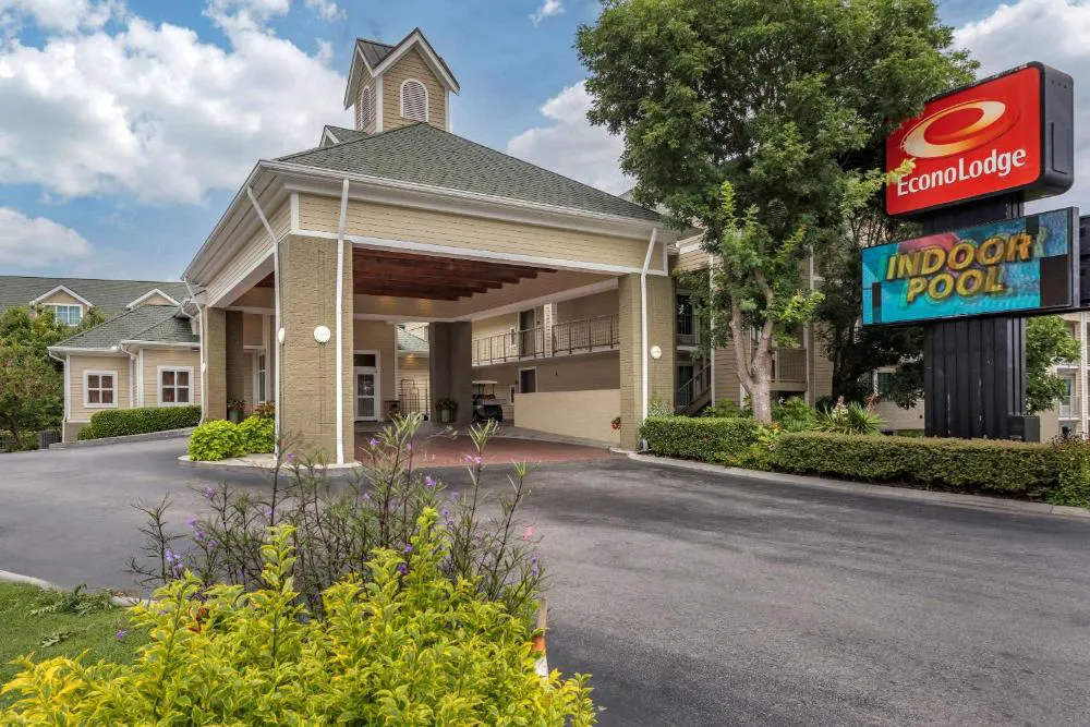 Econo Lodge Pigeon Forge Riverside hotel hero