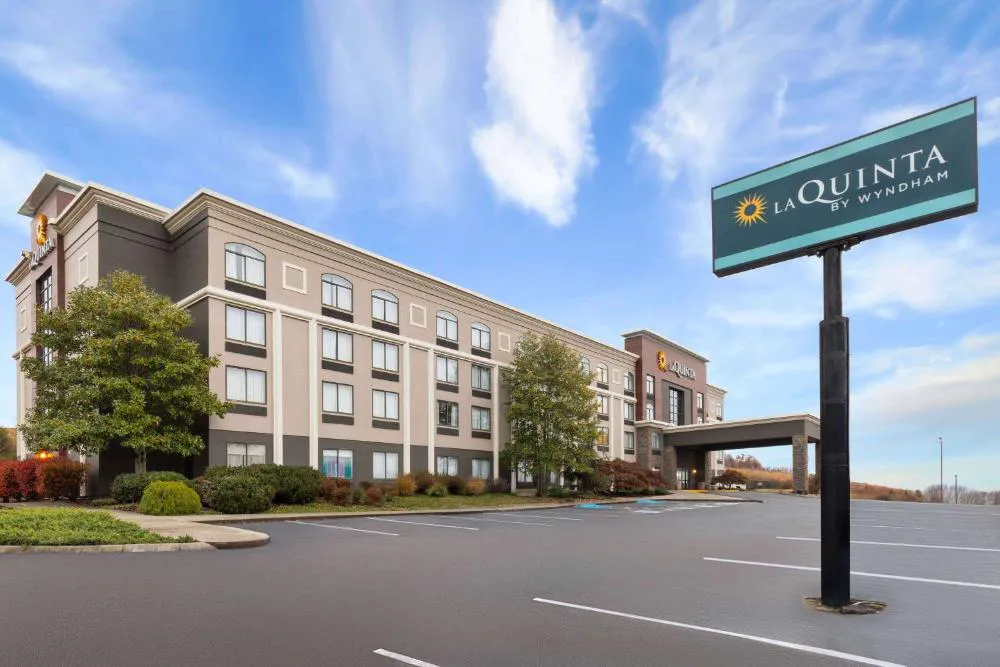 La Quinta Inn & Suites by Wyndham Sevierville / Kodak hotel hero