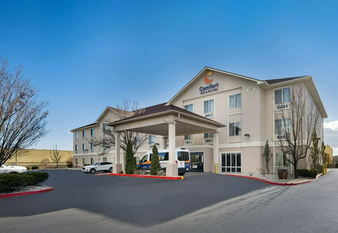 Comfort Inn & Suites Airport hotel hero