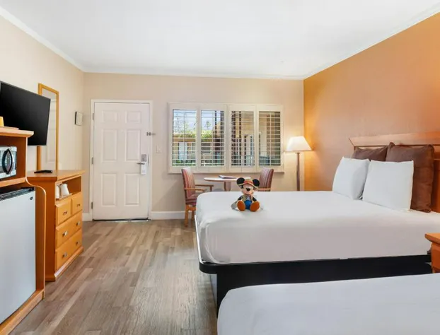 Anaheim Islander Inn and Suites hotel detail image 4