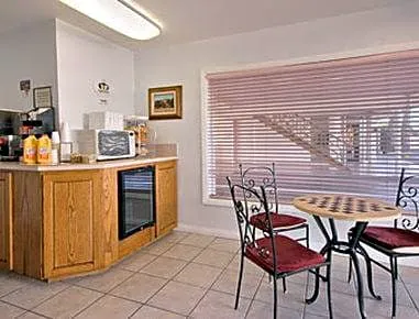 Super 8 By Wyndham Santa Barbara/Goleta hotel detail image 4