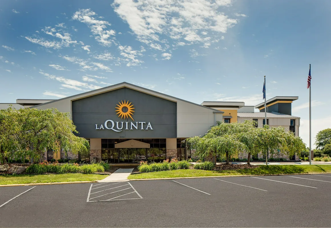 La Quinta Inn & Suites by Wyndham Detroit Metro Airport hotel hero