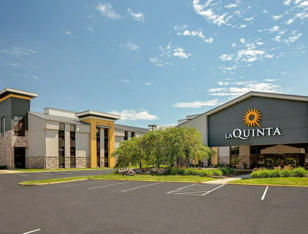 La Quinta Inn & Suites by Wyndham Detroit Metro Airport hotel detail image 1