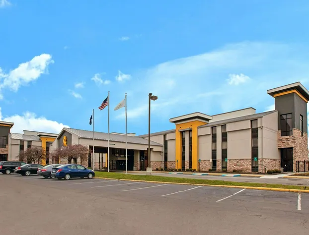 La Quinta Inn & Suites by Wyndham Detroit Metro Airport hotel detail image 2