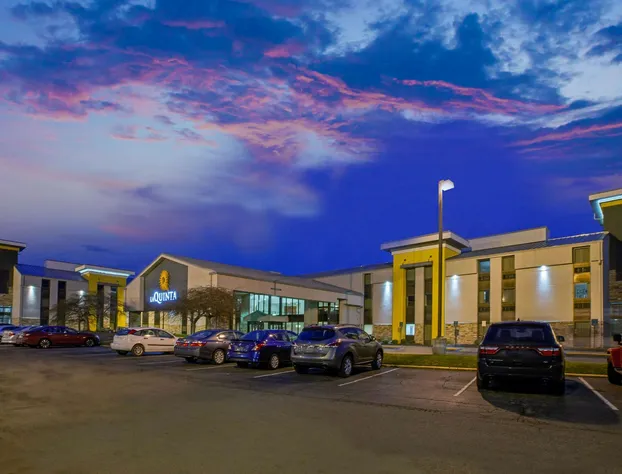 La Quinta Inn & Suites by Wyndham Detroit Metro Airport hotel detail image 4