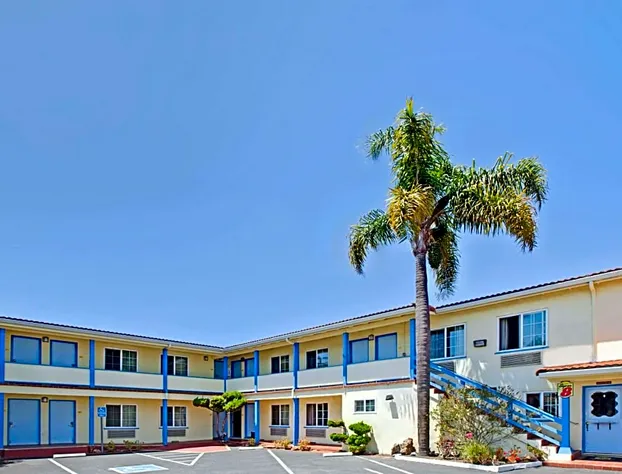 Super 8 by Wyndham Berkeley hotel detail image 1