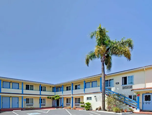 Super 8 by Wyndham Berkeley hotel detail image 1