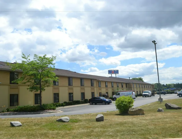 Super 8 by Wyndham Germantown/Milwaukee hotel detail image 1